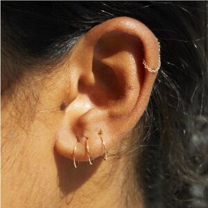 Catbird solid 18k Gold filament hoops